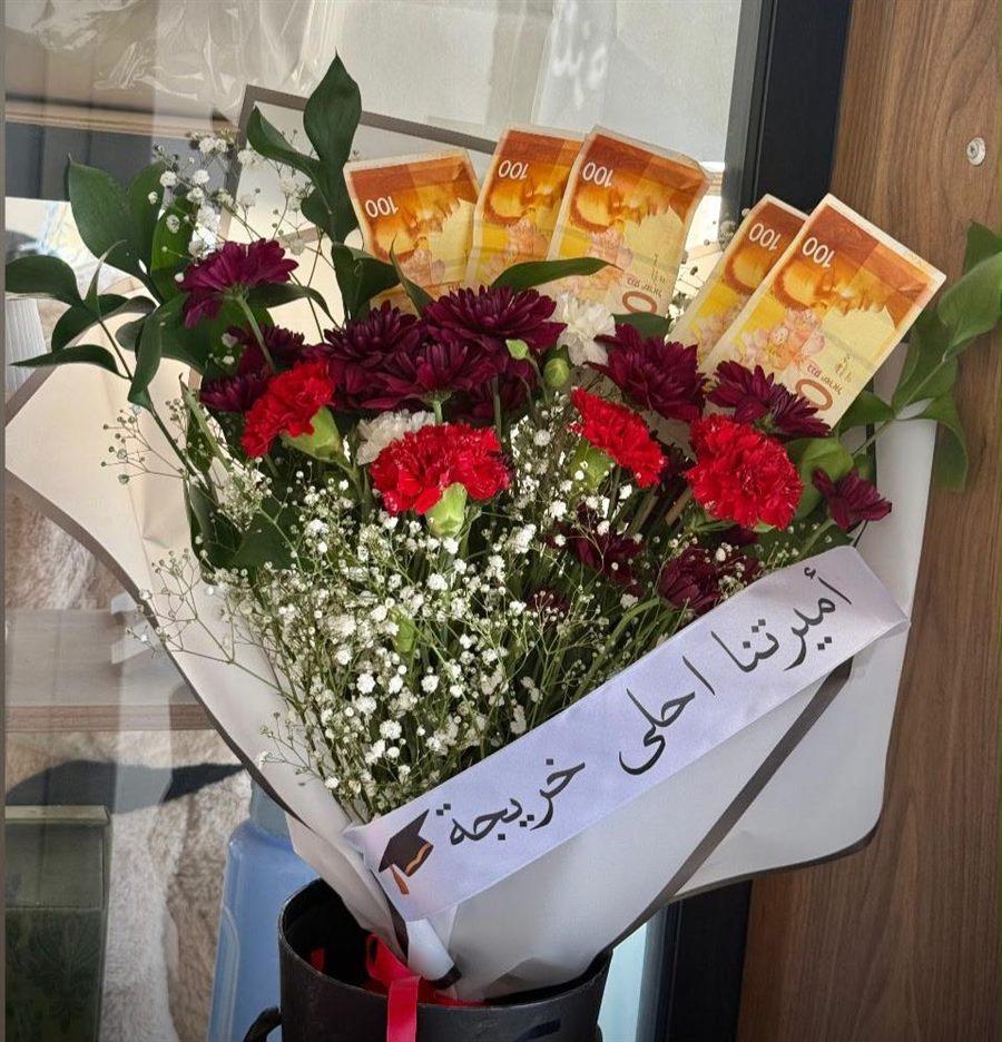 بوكيه ورد ونقود للخريجة